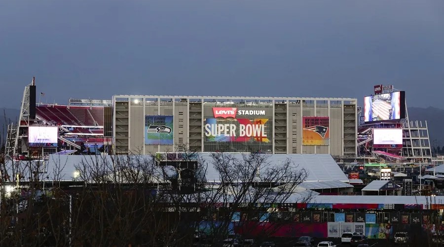 Carteles del Super Bowl LX se exhiben en el exterior del Levi's Stadium en Santa Clara, California, EE. UU., el 6 de febrero de 2026. EFE/EPA/Chris Torres