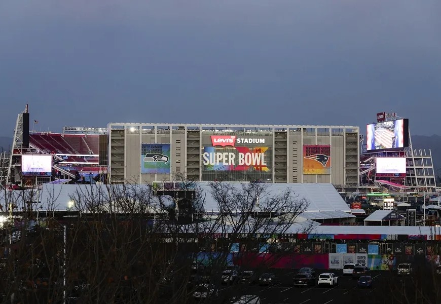 Carteles del Super Bowl LX se exhiben en el exterior del Levi's Stadium en Santa Clara, California, EE. UU., el 6 de febrero de 2026. EFE/EPA/Chris Torres