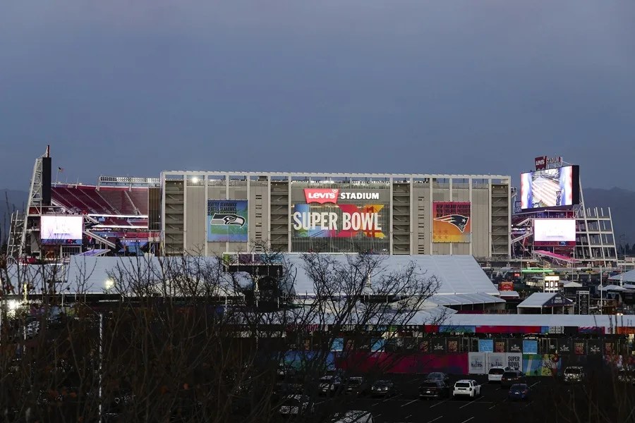 Carteles del Super Bowl LX se exhiben en el exterior del Levi's Stadium en Santa Clara, California, EE. UU., el 6 de febrero de 2026. EFE/EPA/Chris Torres