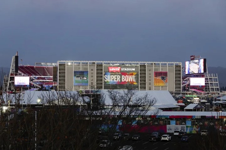 Carteles del Super Bowl LX se exhiben en el exterior del Levi's Stadium en Santa Clara, California, EE. UU., el 6 de febrero de 2026. EFE/EPA/Chris Torres

