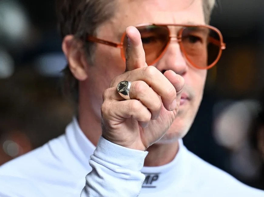 El actor estadounidense Brad Pitt se prepara para el rodaje de su película sobre automovilismo al término del Gran Premio de Abu Dhabi de Fórmula Uno, en el circuito de Yas Marina, en Abu Dhabi (Emiratos Árabes Unidos). EFE/EPA/Ali Haider