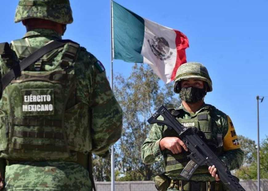 Soldados y bandera