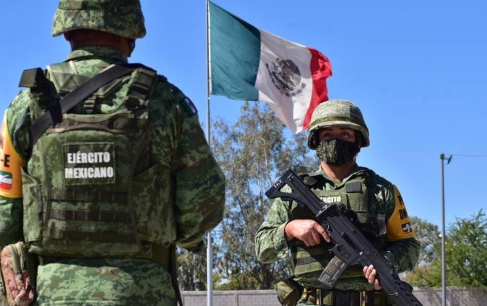 Soldados y bandera