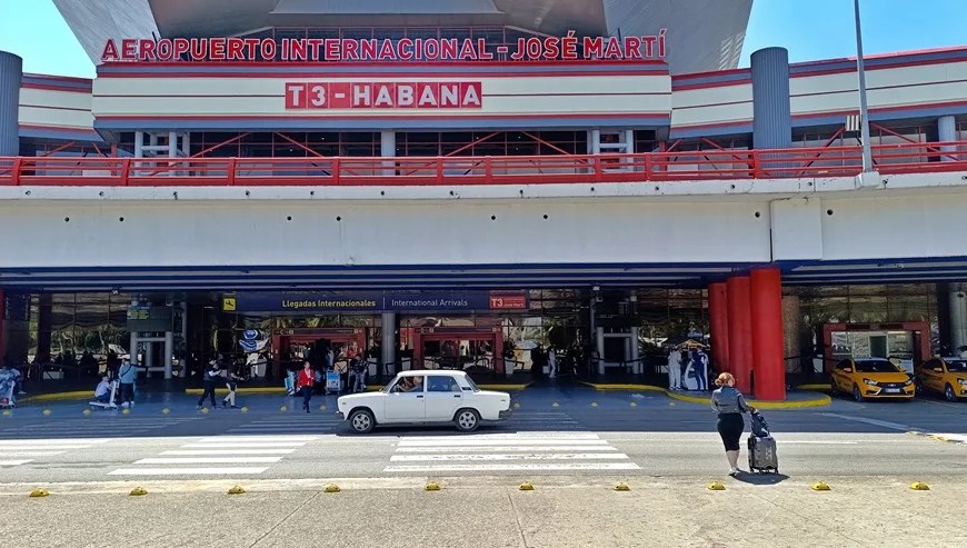 Fotografía de una mujer caminando en el aeropuerto internacional José Martí de La Habana (Cuba). EFE/ Ernesto Mastrascusa