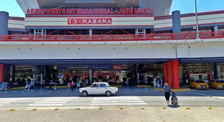 Fotografía de una mujer caminando en el aeropuerto internacional José Martí de La Habana (Cuba). EFE/ Ernesto Mastrascusa


