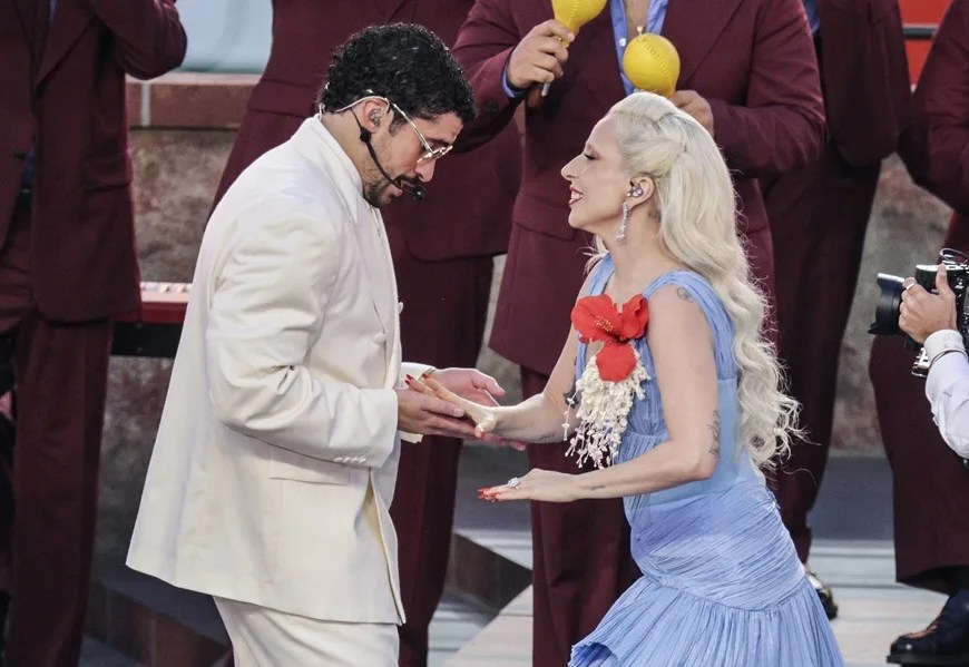 Bad Bunny (izq.) y Lady Gaga se presentan durante el espectáculo de medio tiempo del Super Bowl LX de Apple Music en el Levi's Stadium de Santa Clara, California, el 8 de febrero de 2026. EFE/EPA/Chris Torres