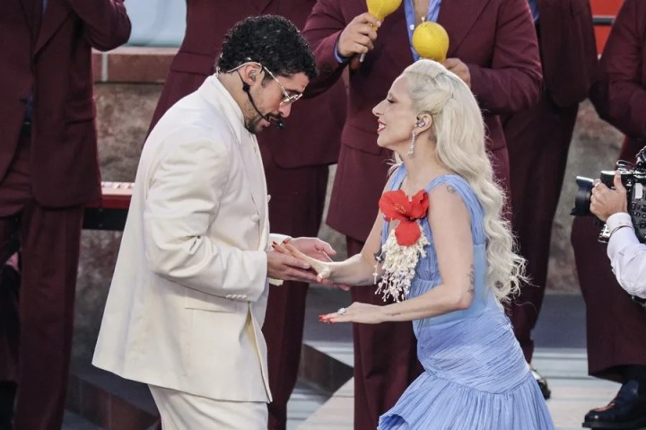 Bad Bunny (izq.) y Lady Gaga se presentan durante el espectáculo de medio tiempo del Super Bowl LX de Apple Music en el Levi's Stadium de Santa Clara, California, el 8 de febrero de 2026. EFE/EPA/Chris Torres

