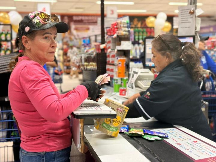 Persona en supermercado 