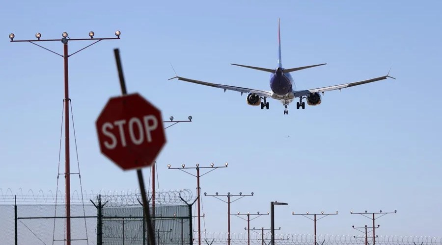Fotografía de archivo de un avión que se dispone a aterrizar en un aeropuerto de Estados Unidos. EFE/Allison Dinner