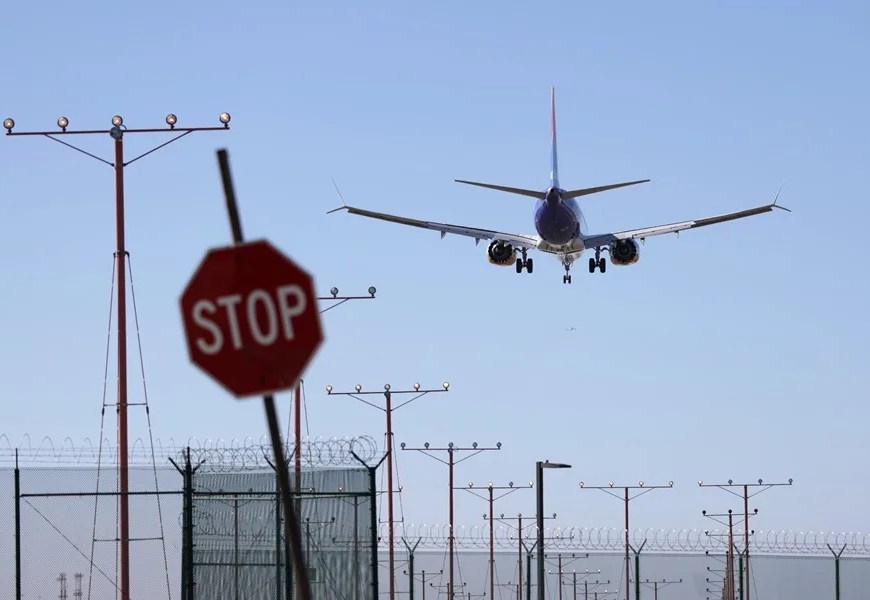 Fotografía de archivo de un avión que se dispone a aterrizar en un aeropuerto de Estados Unidos. EFE/Allison Dinner