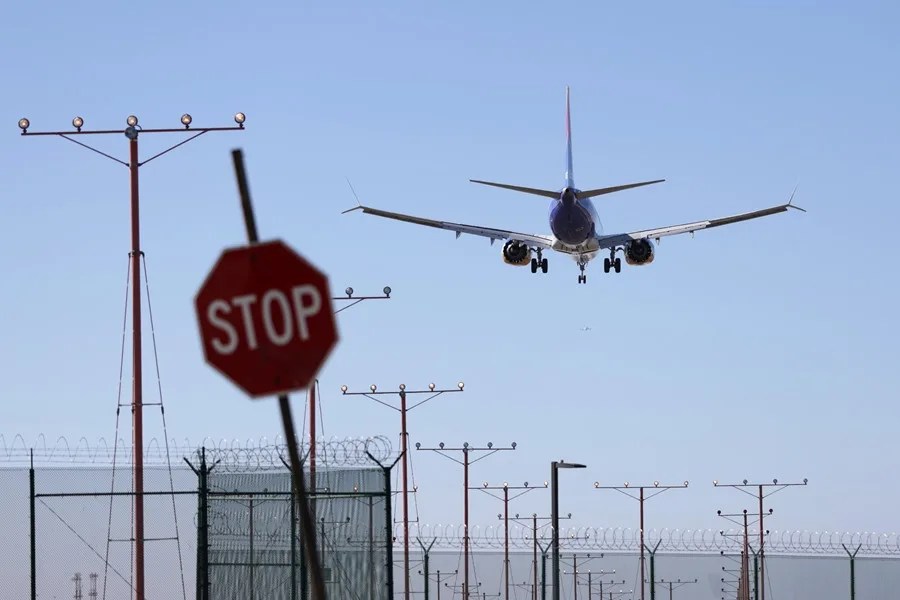 Fotografía de archivo de un avión que se dispone a aterrizar en un aeropuerto de Estados Unidos. EFE/Allison Dinner