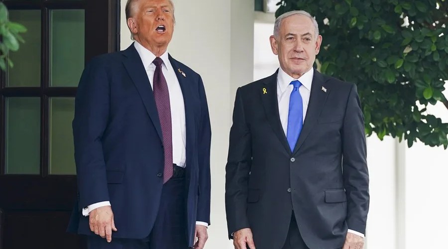Fotografía de archivo del presidente de Estados Unidos, Donald Trump (i), al recibir al primer ministro de Israel, Benjamín Netanyahu (d), en la Casa Blanca. EFE/Will Oliver/Pool