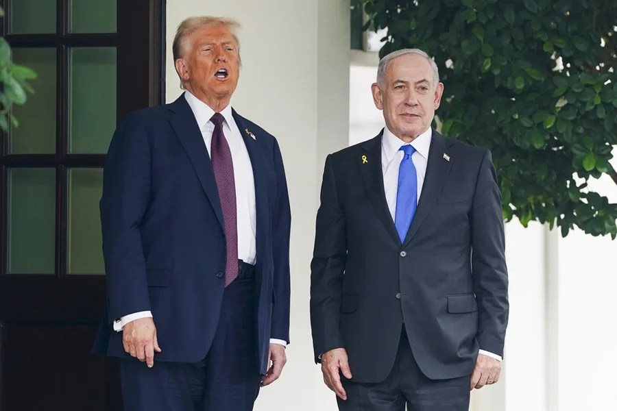 Fotografía de archivo del presidente de Estados Unidos, Donald Trump (i), al recibir al primer ministro de Israel, Benjamín Netanyahu (d), en la Casa Blanca. EFE/Will Oliver/Pool