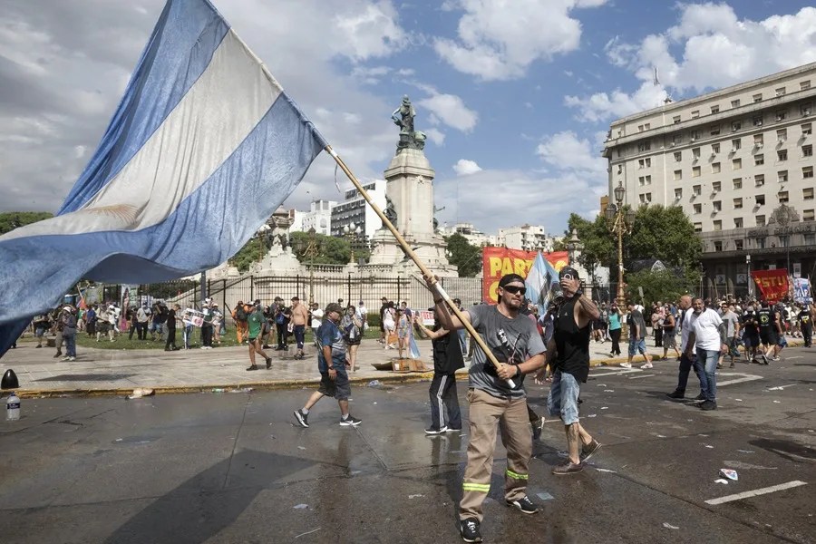 Personas se participan en una manifestación contra la reforma laboral este miércoles, en Buenos Aires (Argentina). EFE/ Juan Ignacio Roncoroni