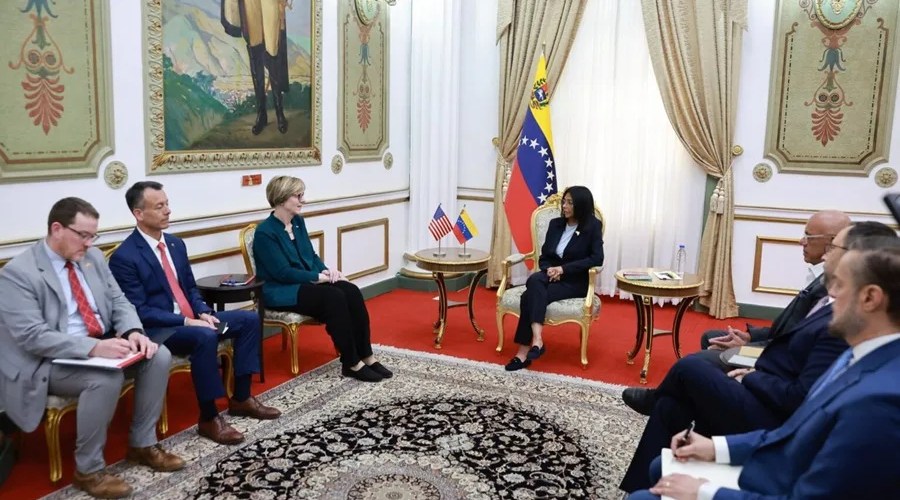 Fotografía difundida por el Palacio de Miraflores de la presidenta encargada de Venezuela Delcy Rodríguez (c) reunida con la encargada de negocios de EE.UU. de la Unidad de Asuntos para Venezuela, Laura Dogu (3-i), en Caracas (Venezuela). EFE/ Palacio de Miraflores