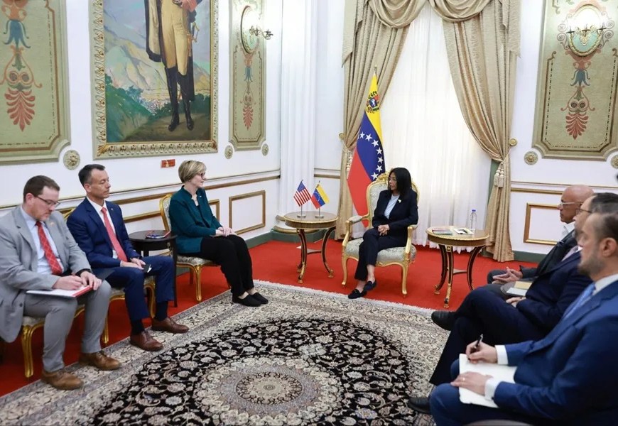 Fotografía difundida por el Palacio de Miraflores de la presidenta encargada de Venezuela Delcy Rodríguez (c) reunida con la encargada de negocios de EE.UU. de la Unidad de Asuntos para Venezuela, Laura Dogu (3-i), en Caracas (Venezuela). EFE/ Palacio de Miraflores