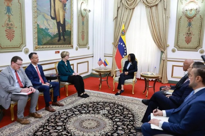 Fotografía difundida por el Palacio de Miraflores de la presidenta encargada de Venezuela Delcy Rodríguez (c) reunida con la encargada de negocios de EE.UU. de la Unidad de Asuntos para Venezuela, Laura Dogu (3-i), en Caracas (Venezuela). EFE/ Palacio de Miraflores