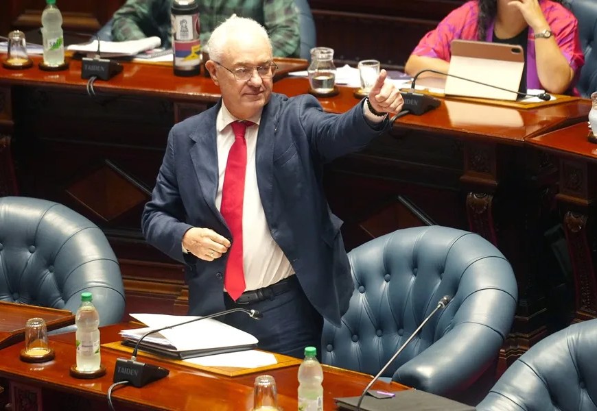 Fotografía del ministro de Relaciones Exteriores de Uruguay, Mario Lubetkin, durante una comparecencia en la Comisión Permanente del Parlamento este martes, en Montevideo (Uruguay). EFE/ Diego Lafalche