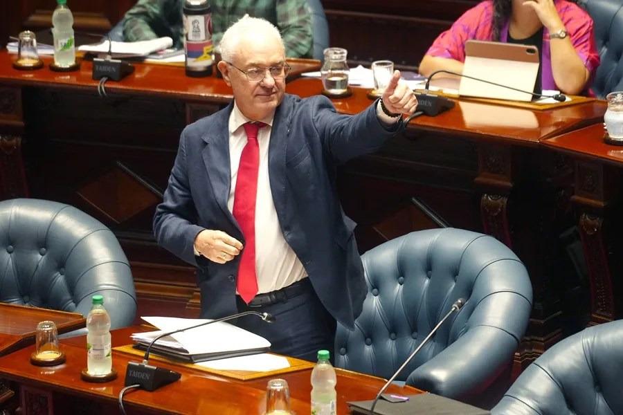 Fotografía del ministro de Relaciones Exteriores de Uruguay, Mario Lubetkin, durante una comparecencia en la Comisión Permanente del Parlamento este martes, en Montevideo (Uruguay). EFE/ Diego Lafalche