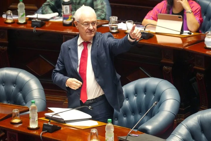 Fotografía del ministro de Relaciones Exteriores de Uruguay, Mario Lubetkin, durante una comparecencia en la Comisión Permanente del Parlamento este martes, en Montevideo (Uruguay). EFE/ Diego Lafalche