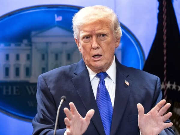 Trump anuncia paso de buques petroleros por Ormuz y mantiene presión militar sobre Irán