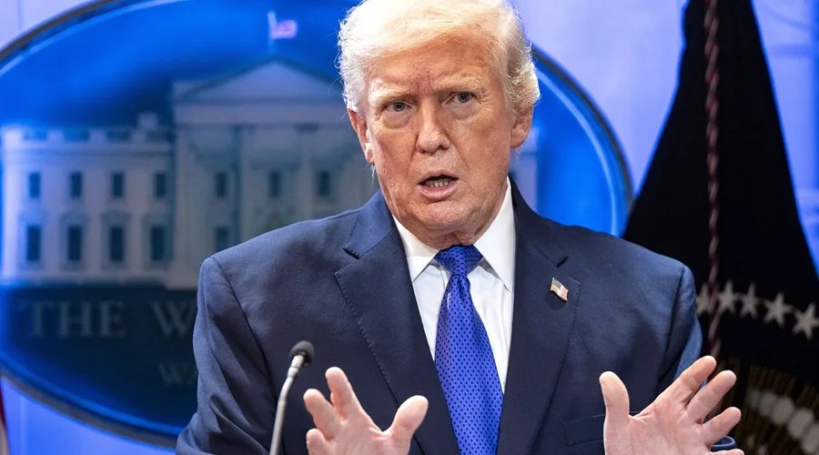 Donald Trump afirmó que la ofensiva militar contra Irán podría durar cuatro semanas, tras el operativo conjunto con Israel. El mandatario aseguró que continuará la operación “Furia Épica” hasta cumplir objetivos y dejó abierta la posibilidad de negociar con nuevo liderazgo iraní.