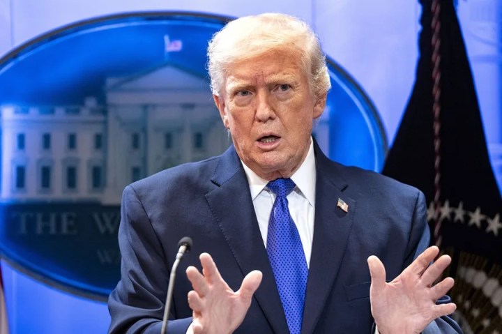 El presidente de Estados Unidos, Donald Trump, habla en una conferencia de prensa sobre la decisión de Tribunal Supremo sobre sus aranceles, el 20 de febrero de 2026, en Washington. EFE/Bonnie Cash/Pool