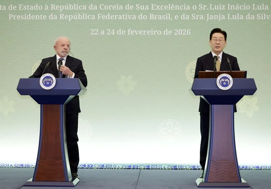 El presidente surcoreano Lee Jae Myung (derecha) y el presidente brasileño Luiz Inácio Lula da Silva (izquierda) asisten a una rueda de prensa conjunta tras su cumbre en Corea del Sur. EFE/EPA/YONHAP