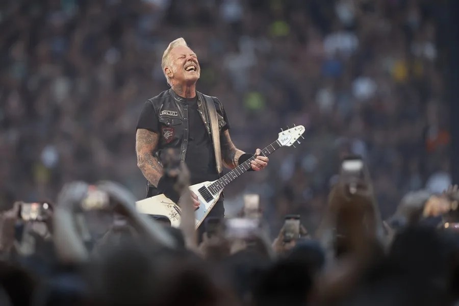Fotografía de archivo del cantante de la banda estadounidense, Metallica, James Hetfield, durante su actuación en el estadio Metropolitano de Madrid. EFE/ Mariscal