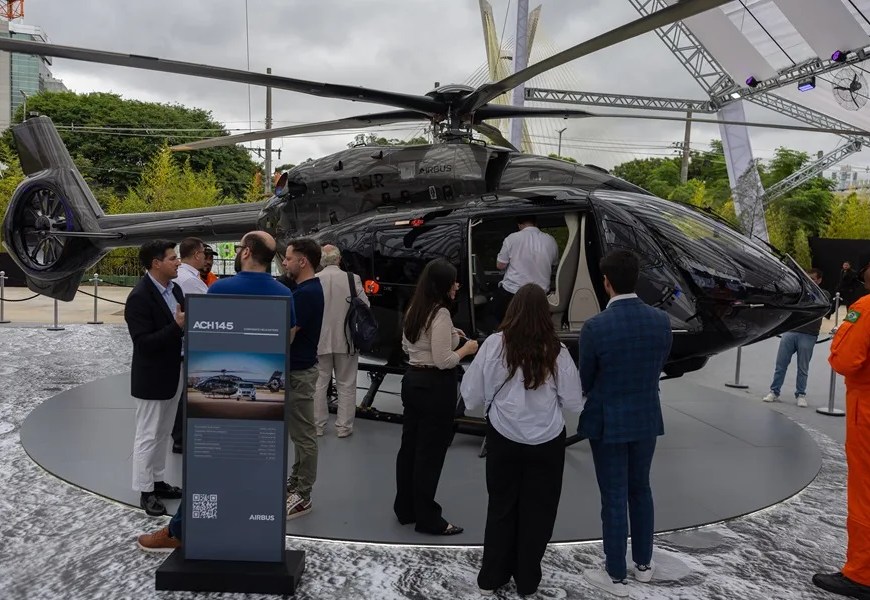 Fotografía que muestra el nuevo helicóptero corporativo de lujo ACH145 con un diseño desarrollado en colaboración con Mercedes-Benz, este jueves, en São Paulo (Brasil). EFE/ Isaac Fontana