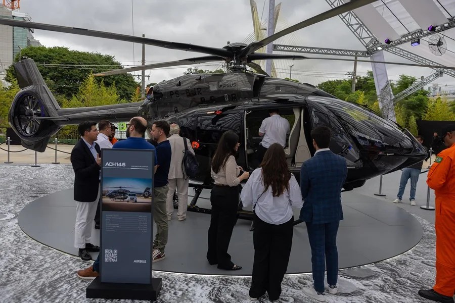 Fotografía que muestra el nuevo helicóptero corporativo de lujo ACH145 con un diseño desarrollado en colaboración con Mercedes-Benz, este jueves, en São Paulo (Brasil). EFE/ Isaac Fontana