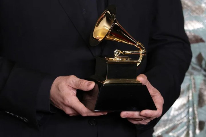Uno de los ganadores del Grammy en su 68° edición muestra la estatuilla, este 1 de febrero de 2026, en la Crypto.com Arena de Los Ángeles (EE.UU.). EFE/Chris Torres

