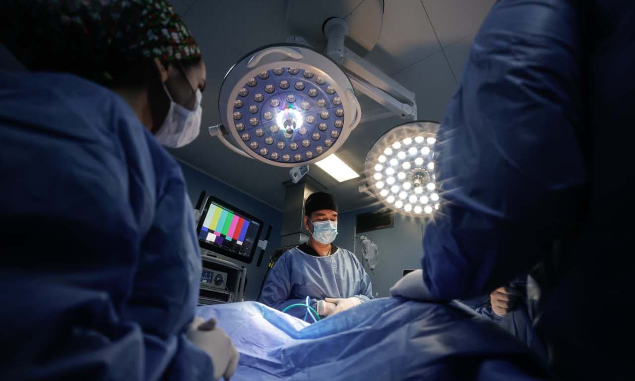 Medicos en quirofano