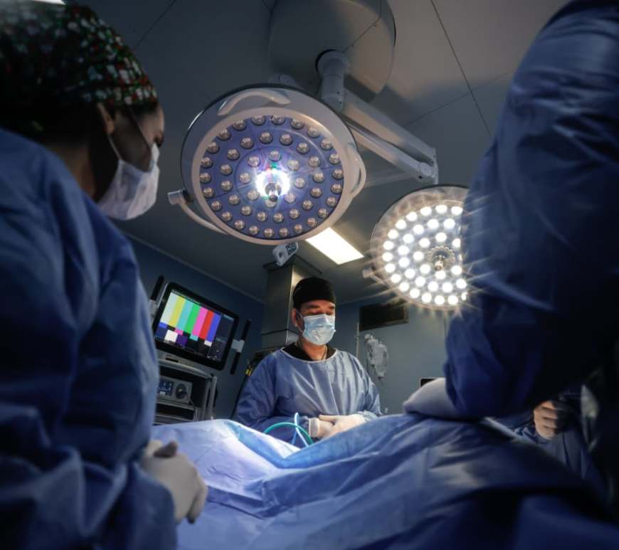 Medicos en quirofano