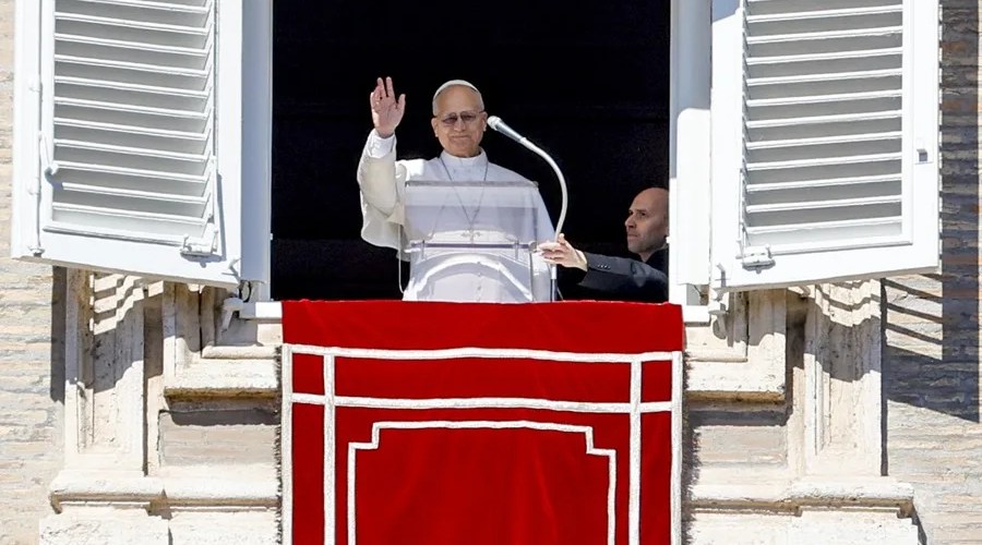 El papa León XIV saluda desde la ventana del Palacio Apostólico del Vaticano tras el Ángelus. EFE/EPA/Fabio Frustaci