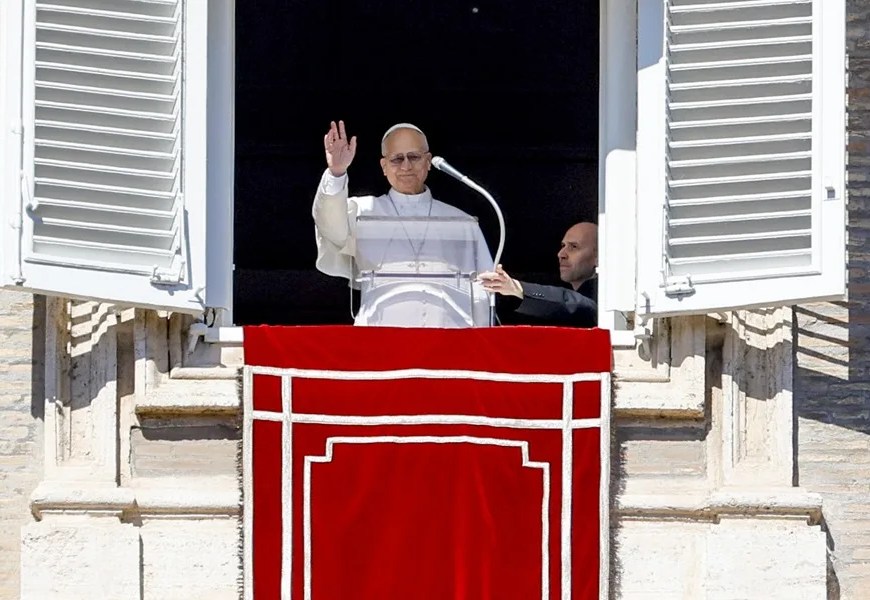 El papa León XIV saluda desde la ventana del Palacio Apostólico del Vaticano tras el Ángelus. EFE/EPA/Fabio Frustaci