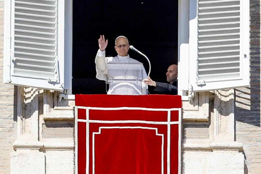 El papa León XIV saluda desde la ventana del Palacio Apostólico del Vaticano tras el Ángelus. EFE/EPA/Fabio Frustaci