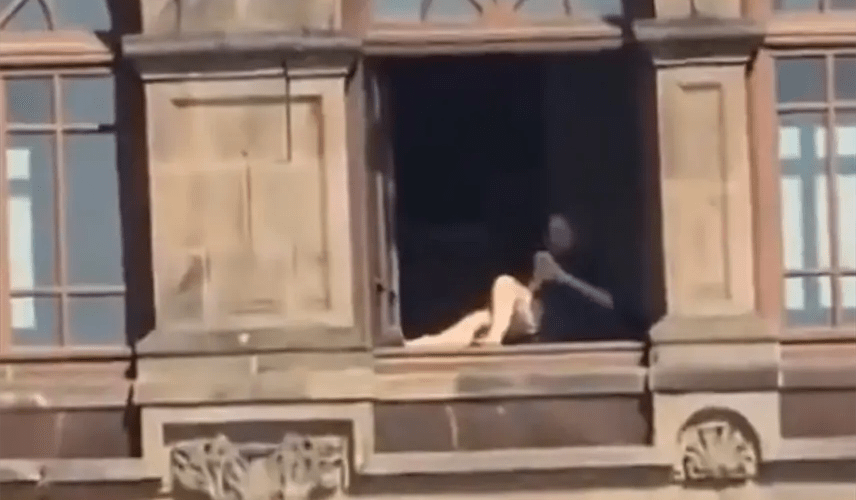 Mujer toma el sol en Palacio Nacional