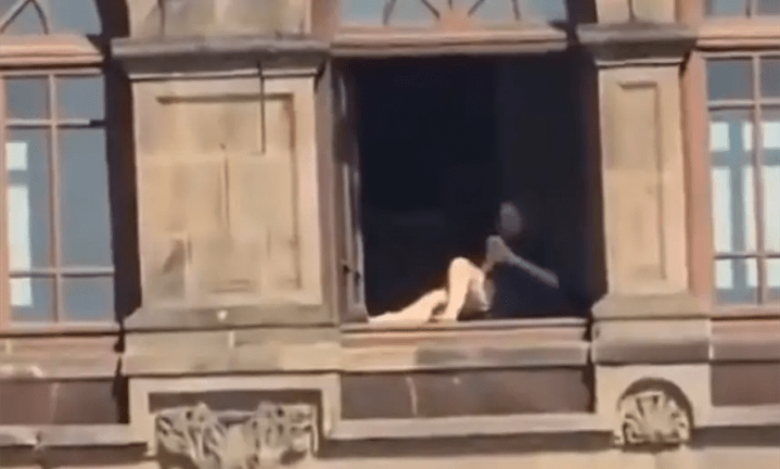 Mujer toma el sol en Palacio Nacional 