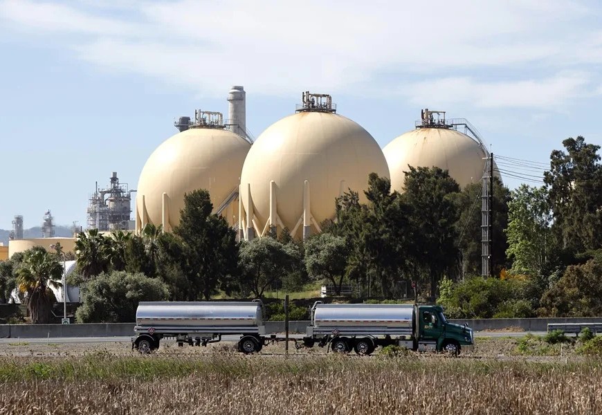 Vista de una refinería en el estrecho de Carquinez, cerca de Martinez, California (EE.UU.)., el 23 de marzo de 2026. EFE/John G. Mabanglo