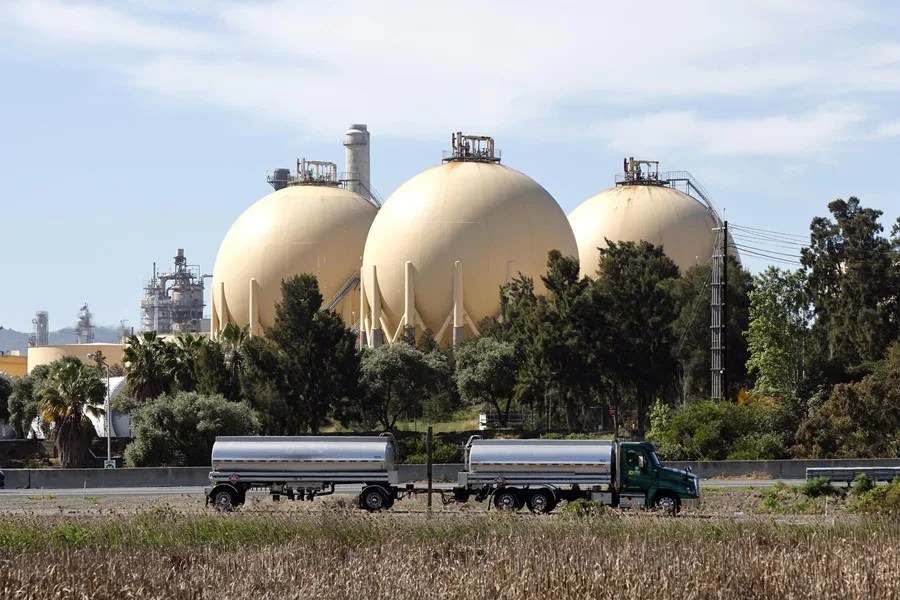 Vista de una refinería en el estrecho de Carquinez, cerca de Martinez, California (EE.UU.)., el 23 de marzo de 2026. EFE/John G. Mabanglo