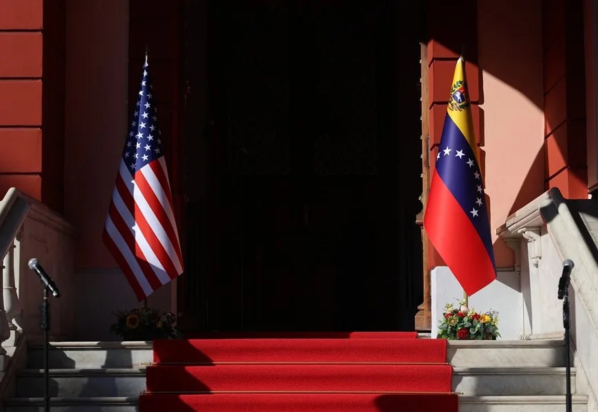 Fotografía que muestra las banderas de Estados Unidos (i) y Venezuela frente al Palacio de Miraflores, el 11 de febrero de 2026, en Caracas (Venezuela). EFE/ Miguel Gutiérrez