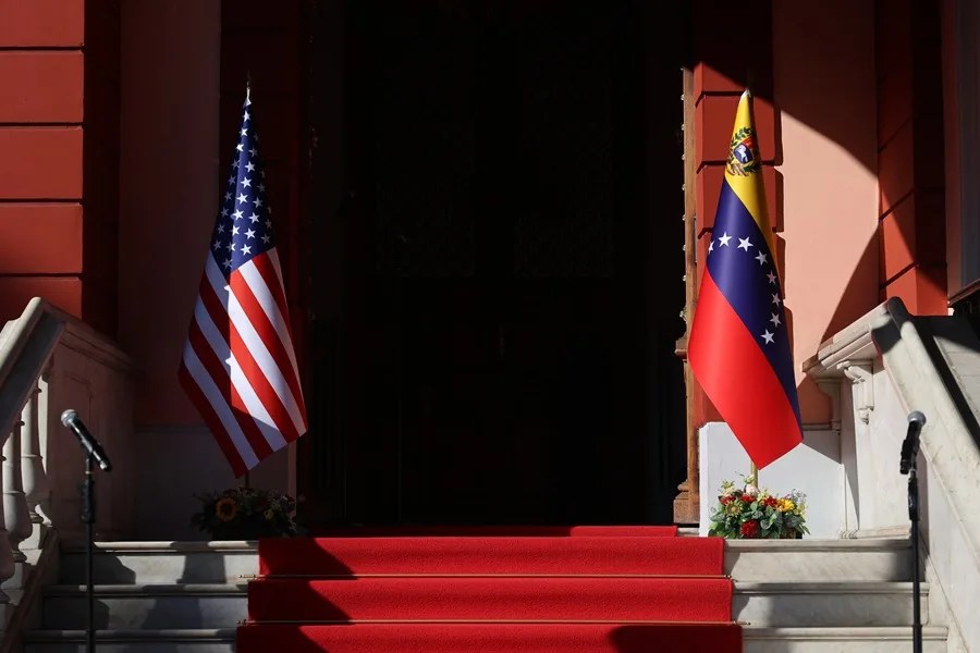 Fotografía que muestra las banderas de Estados Unidos (i) y Venezuela frente al Palacio de Miraflores, el 11 de febrero de 2026, en Caracas (Venezuela). EFE/ Miguel Gutiérrez