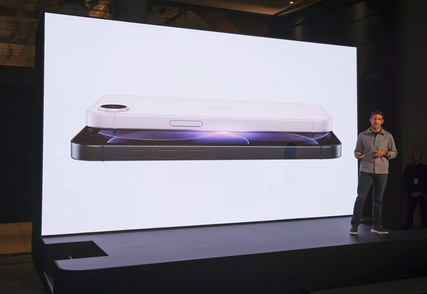 El vicepresidente senior de ingeniería de hardware de Apple, John Ternus, presenta la 'Experiencia Apple' para anunciar los nuevos productos de Apple, incluido el iPhone 17e, en Nueva York, Nueva York, EE.UU., el 4 de marzo de 2026. EFE/ Sarah Yenesel