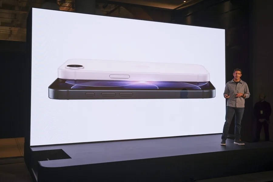 El vicepresidente senior de ingeniería de hardware de Apple, John Ternus, presenta la 'Experiencia Apple' para anunciar los nuevos productos de Apple, incluido el iPhone 17e, en Nueva York, Nueva York, EE.UU., el 4 de marzo de 2026. EFE/ Sarah Yenesel