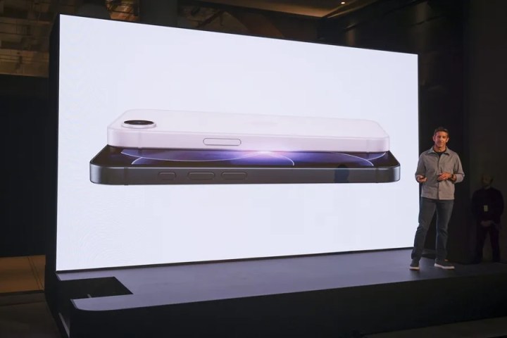 El vicepresidente senior de ingeniería de hardware de Apple, John Ternus, presenta la 'Experiencia Apple' para anunciar los nuevos productos de Apple, incluido el iPhone 17e, en Nueva York, Nueva York, EE.UU., el 4 de marzo de 2026. EFE/ Sarah Yenesel