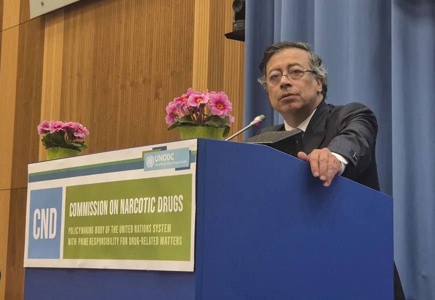 El presidente de Colombia, Gustavo Petro, participa este lunes en Viena, en la Comisión de Estupefacientes de la ONU, el principal órgano multilateral de decisión en materia de drogas. El informe anual de la Junta Internacional de Fiscalización de Estupefacientes (JIFE), publicado el pasado 26 de febrero, destaca que la producción mundial de cocaína habría superado las 3.700 toneladas en 2023, un 34 % más que en 2022, y es el narcótico cuyo mercado más crece. EFE/ Antonio Sánchez