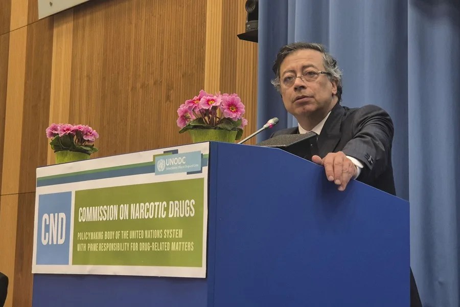 El presidente de Colombia, Gustavo Petro, participa este lunes en Viena, en la Comisión de Estupefacientes de la ONU, el principal órgano multilateral de decisión en materia de drogas. El informe anual de la Junta Internacional de Fiscalización de Estupefacientes (JIFE), publicado el pasado 26 de febrero, destaca que la producción mundial de cocaína habría superado las 3.700 toneladas en 2023, un 34 % más que en 2022, y es el narcótico cuyo mercado más crece. EFE/ Antonio Sánchez