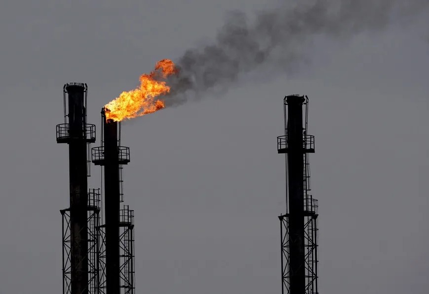 Chimeneas en una refinería de gas y petróleo, en una imagen de archivo. EFE/Robert Ghement.
