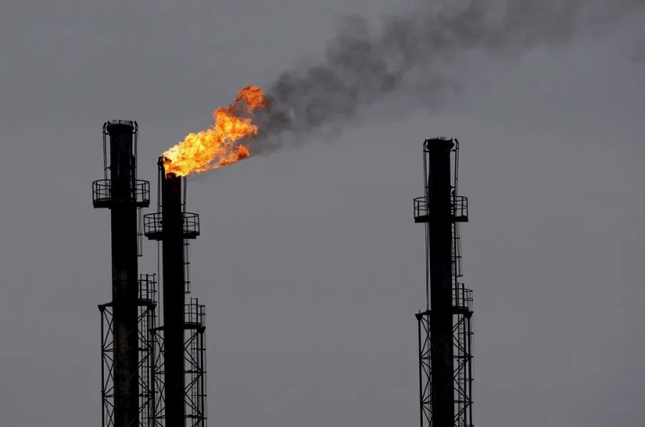 Chimeneas en una refinería de gas y petróleo, en una imagen de archivo. EFE/Robert Ghement.

